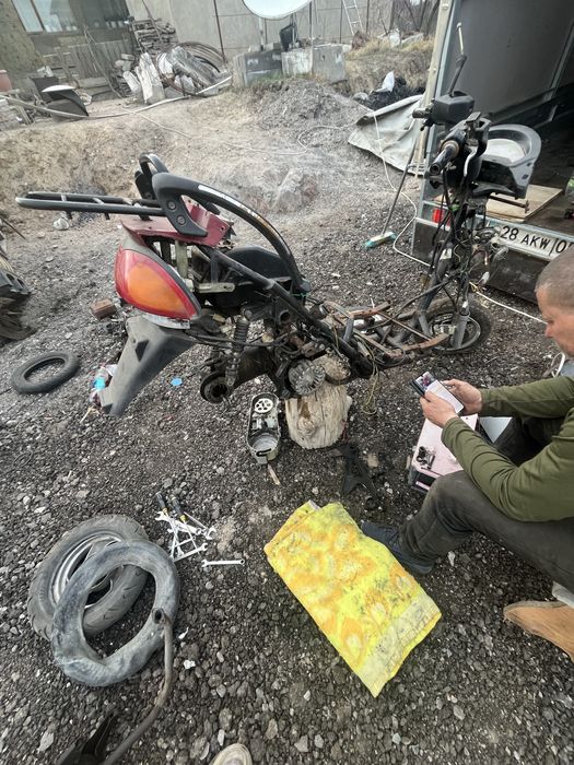 Продам мопед и много запчастей