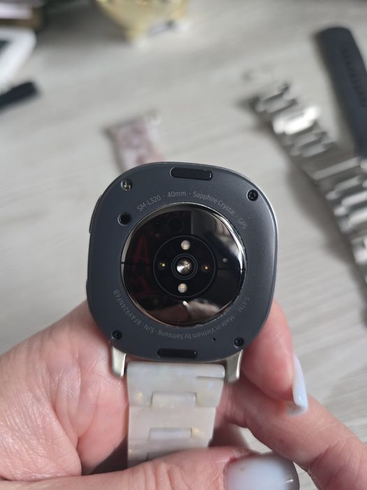 Samsung watch 8. Wi-Fi, Bluetooth, GPS.