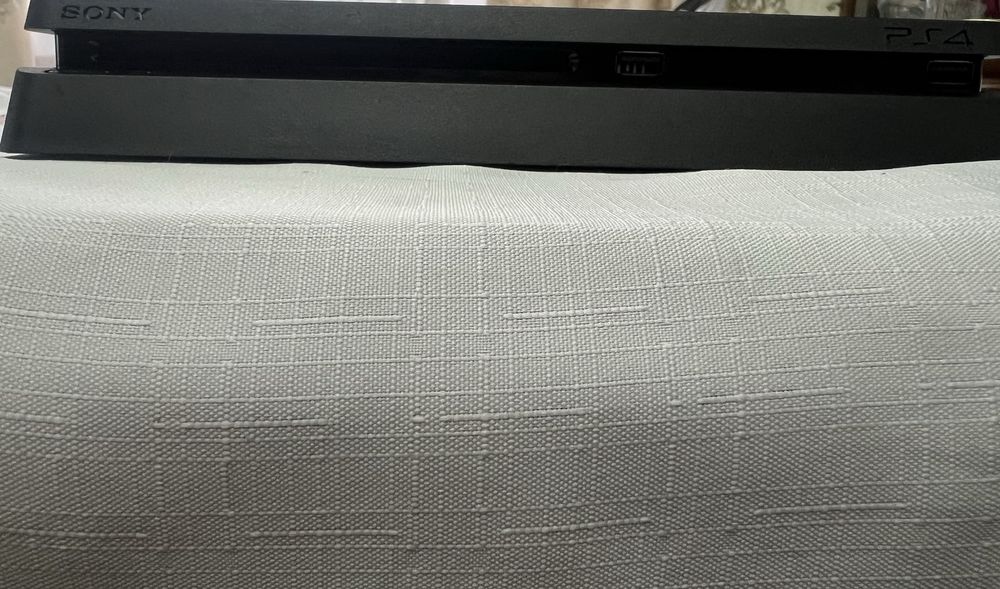 Продам Playstation 4 Slim