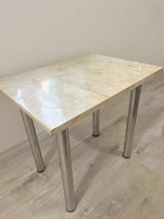 Стол бежевый мраморный узор