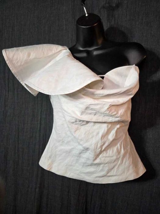 TOP VOLUMINOS ZARA  Alb Top cu decolteu asimetric. Baretă supradimensionată  Alb ecru Fibră metalică