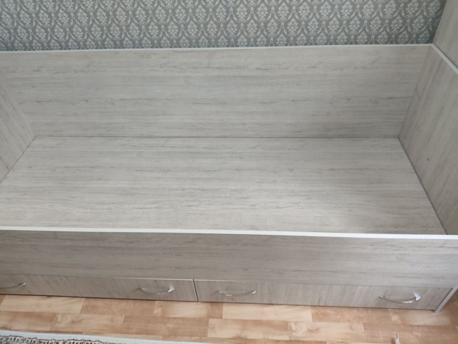 Продам кровать с двумя матрасами