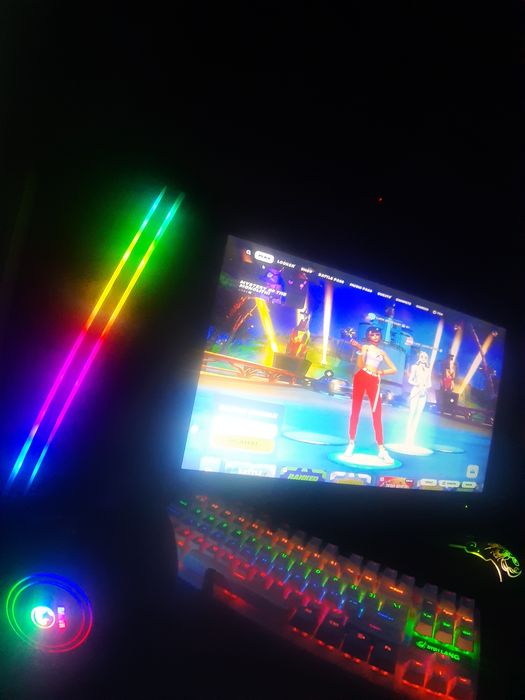 Pc de gaming performant vand tot tastatura moude monitor casti tot