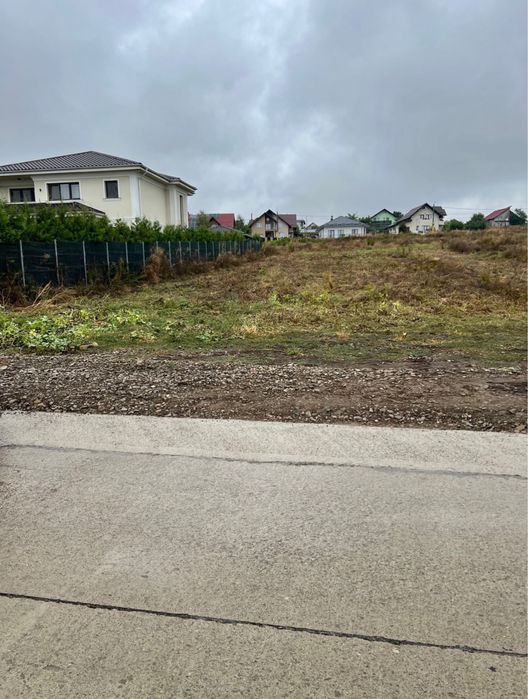 Teren de vanzare 1000mp in Scheia