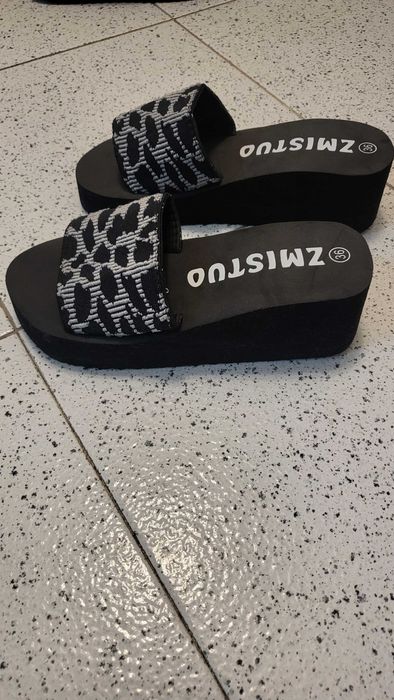 Чисто нови чехли на платформа