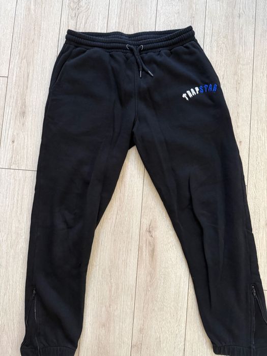 Vând costum Trapstar negru original.