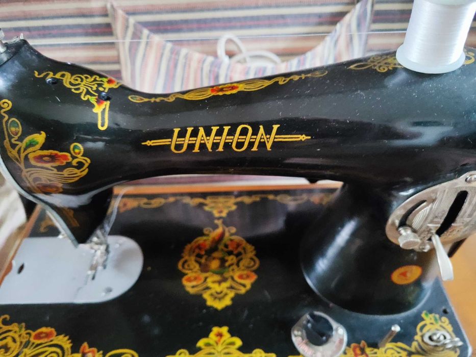 Продава се руска шевна машина "UNION".