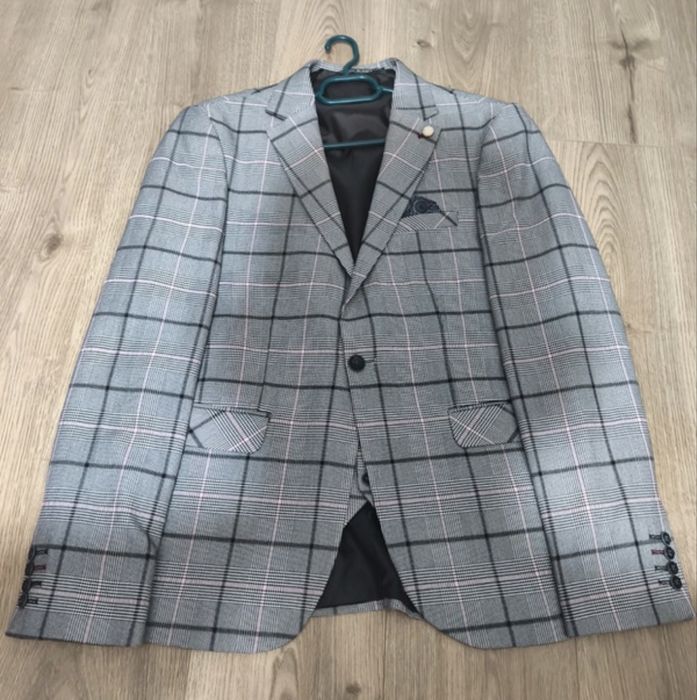 Vand doua costume+ (papion vesta le cel negru) premium unul purtat odata si unul nou 700 lei ambele pentru M/L in jur la 1,7-1,9 m inaltime 75-85 kg
