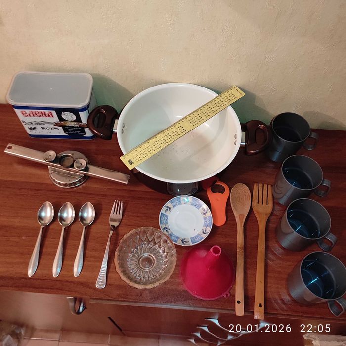 ГОЛЯМ кухненски ЛОТ-тенджера,затварачка,лъжици,чаши супер евтино!