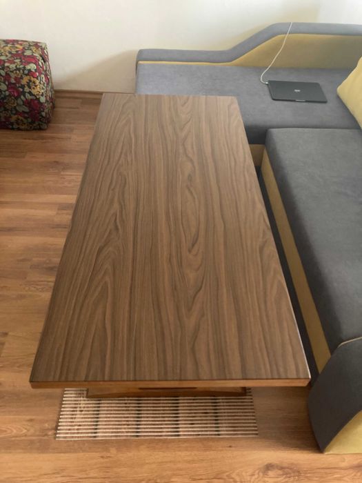 Холна маса масивна и здрава. 120 лв.