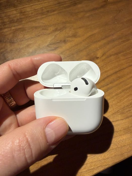 AirPods 4 с шумоподавлением