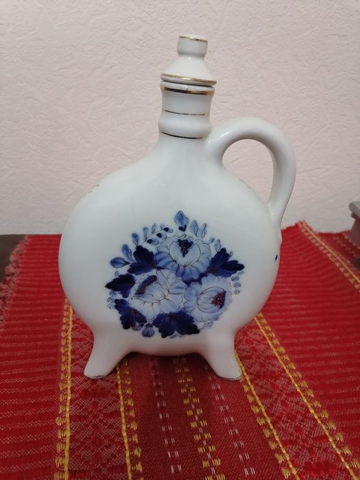 Посуда и принадлежности  столовые