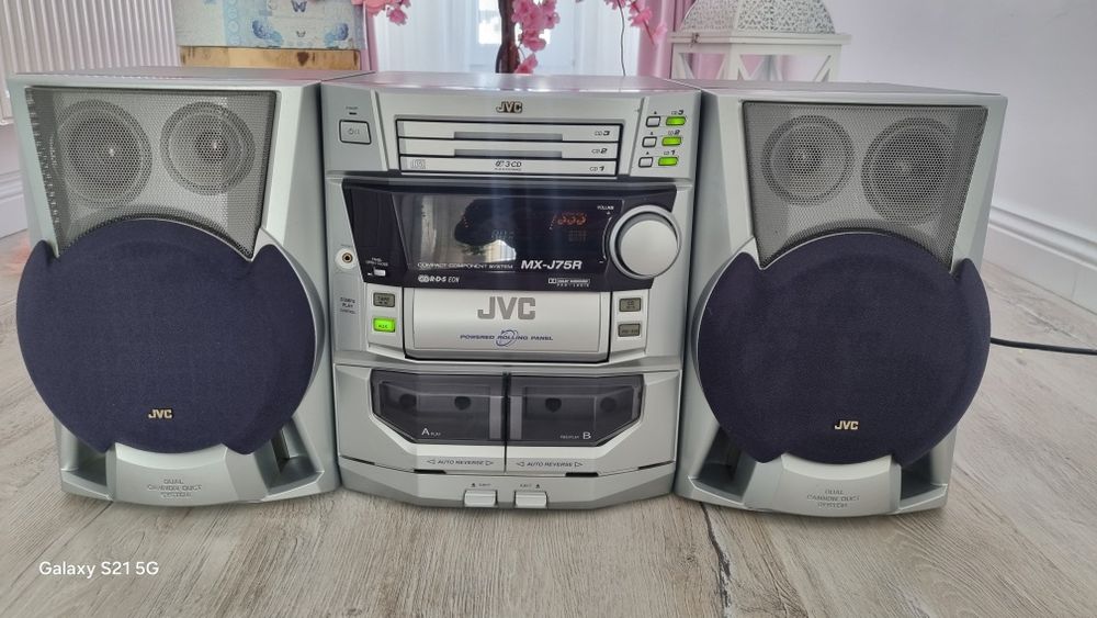 Vând combina muzicală JVG