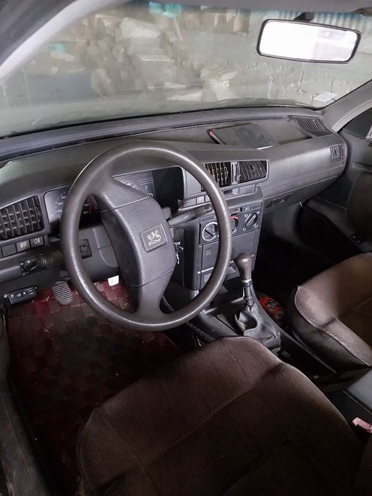 Продавам  Пежо 405