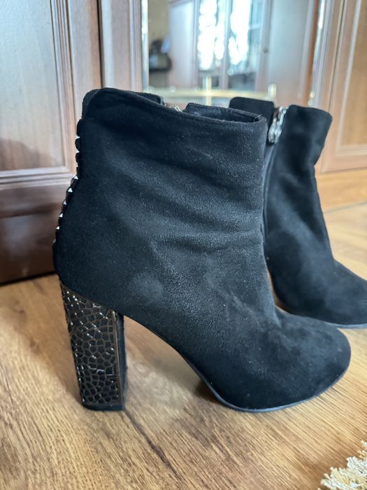 Продам женские туфли черные