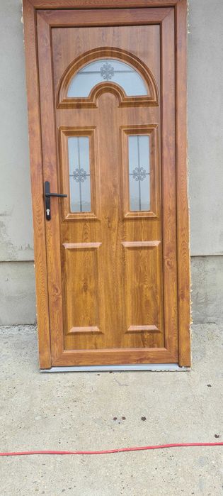 De vânzare usā din termopan culoarea stejarului folositā dimensiuni : 2m înāltime 85 cm Lātime