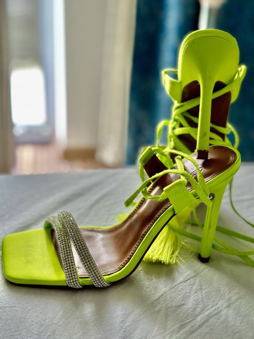 Sanda verde lime, Asos, UK, pe picior, 36