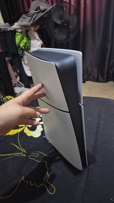 Consola de jocuri PS 5 aproape nou cu 2 manete