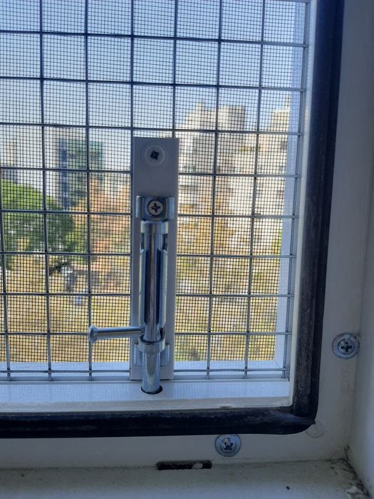 Vand plasa anti insecte , cu protectie pentru pisici