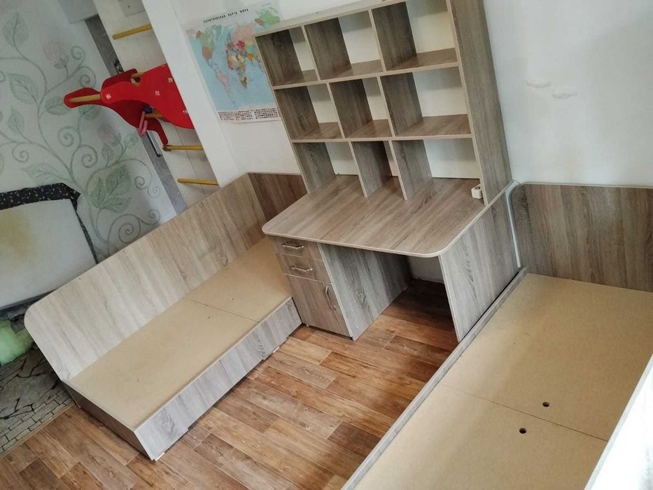 Кровать и письменный стол