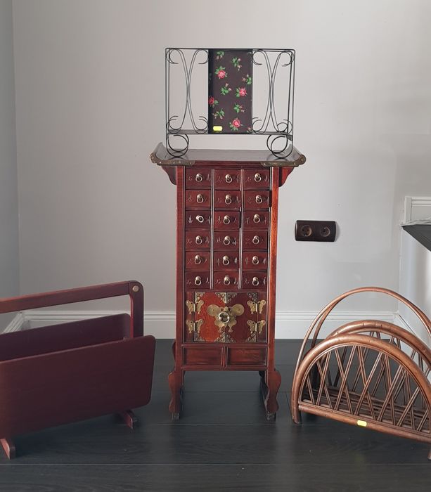 Comodină/dulap vechi din lemn masiv