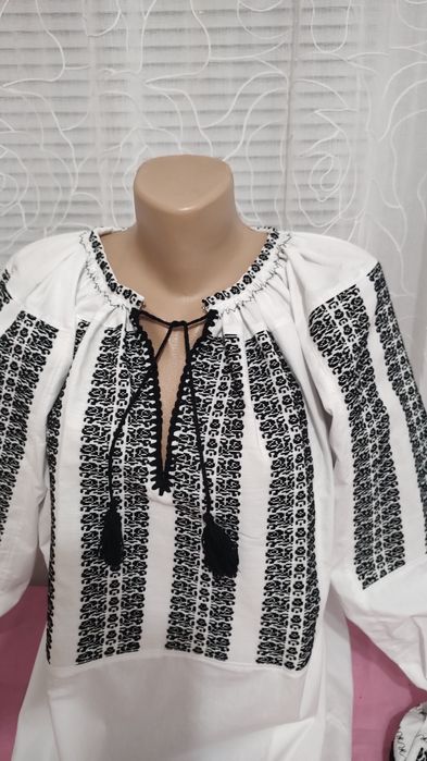 Ie tradițională cu motive florale țesute, zona Sibiu și Făgăraș