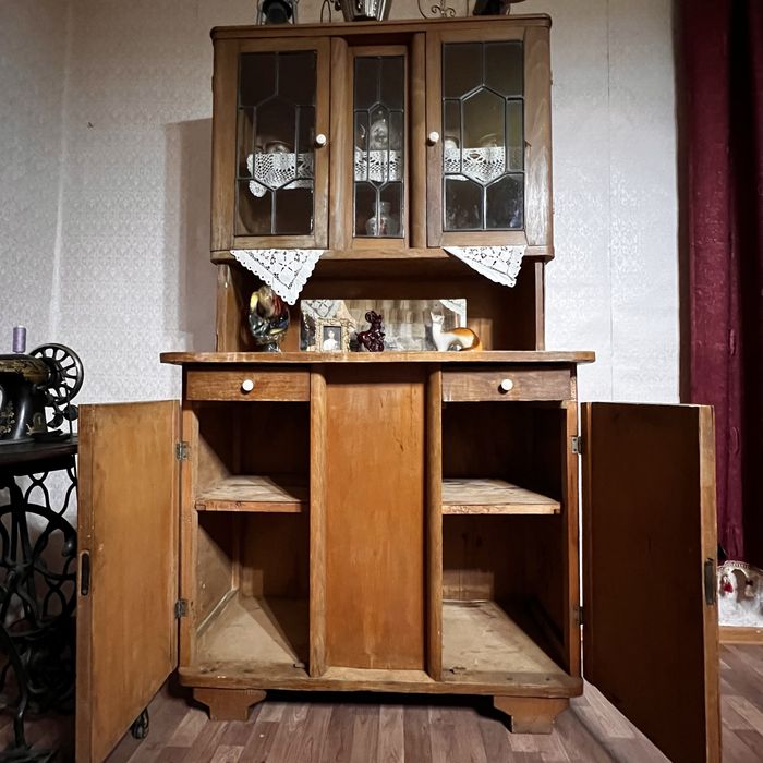 Старинный деревянный буфет