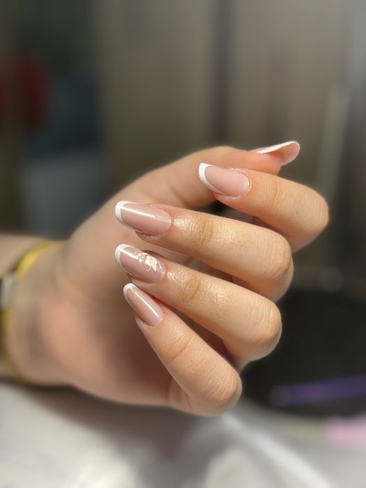 Realizez unghii cu gel