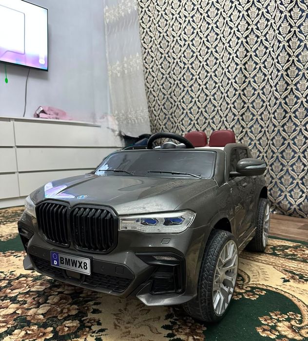 Продаю  детский электромобиль BWW  x8.