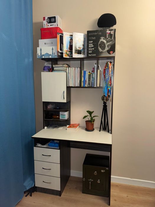 Продается книжный шкаф и камод