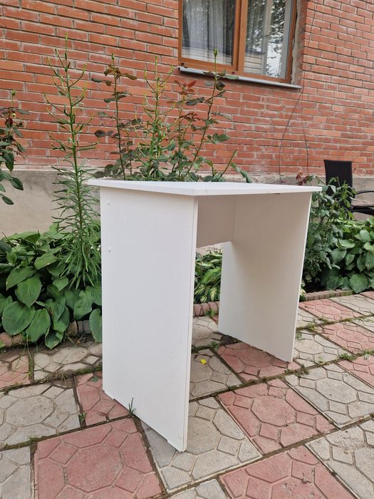 Продается письменный стол, белый