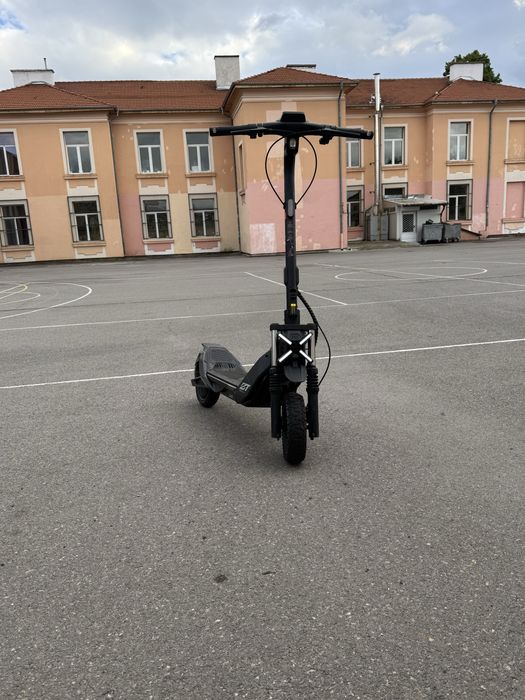 Продавам електрическа тротинетка segway ZT3 pro