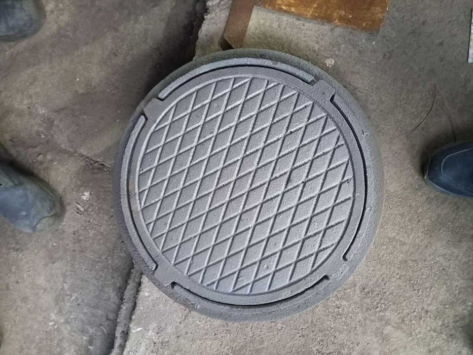 Люки чугунные колодец крышка канализационный