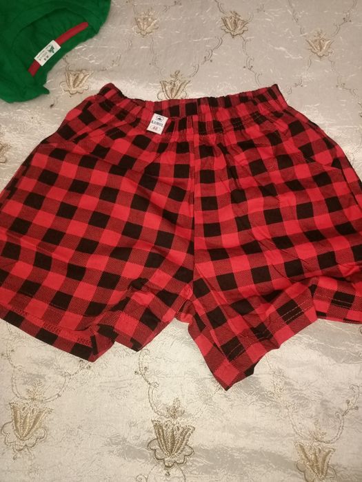 Футболка с шортами.