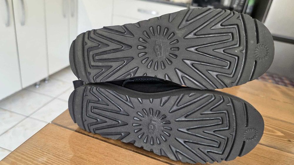 UGG Classic Short Logo Zip Boot lucrati ingust