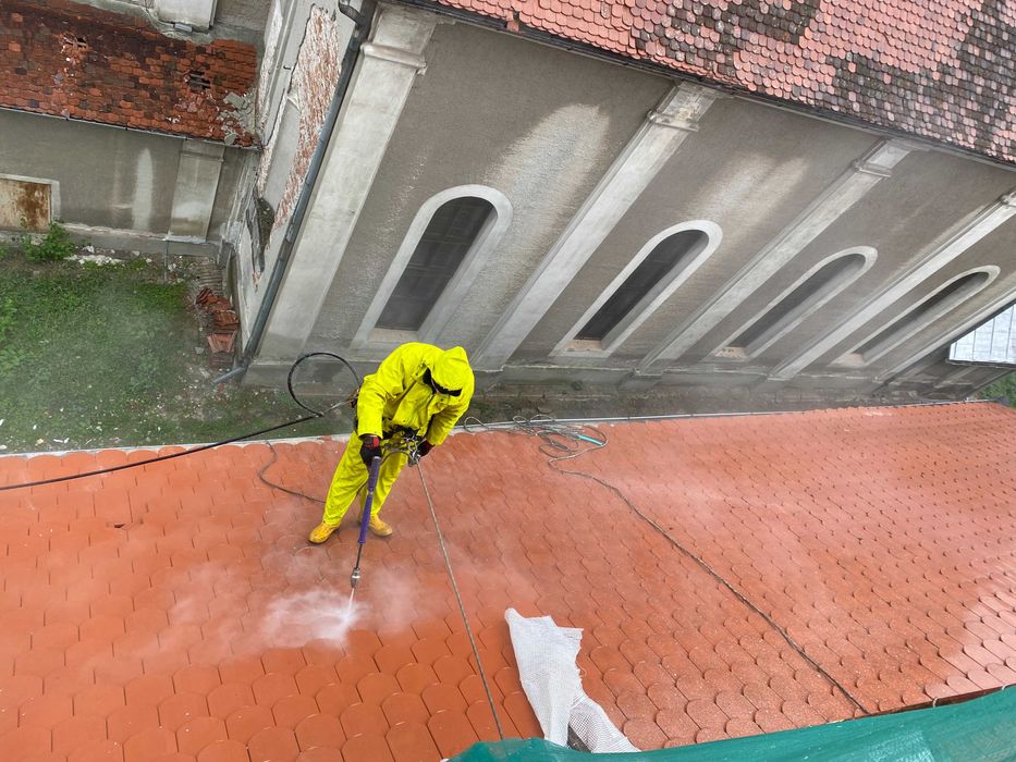 Alpinism utilitar, curatare fatade, acoperisuri prin hidrosablare