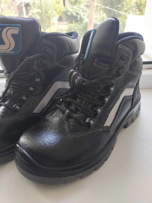 Продаю рабочие ботинки размер 40, 41  и 42