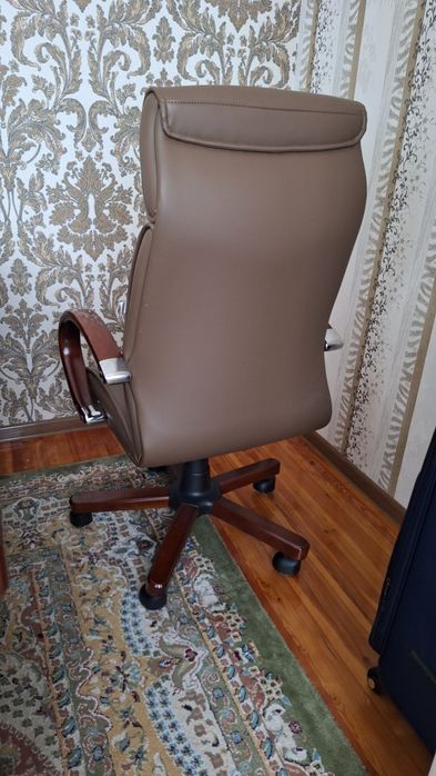 Офисное кресло в хорошем состояние