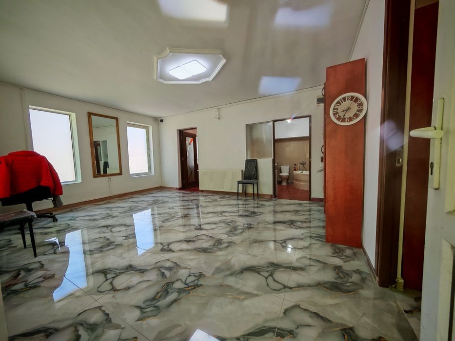 Închiriez casă cu vedere specială în Aleea Carpați singur in curte