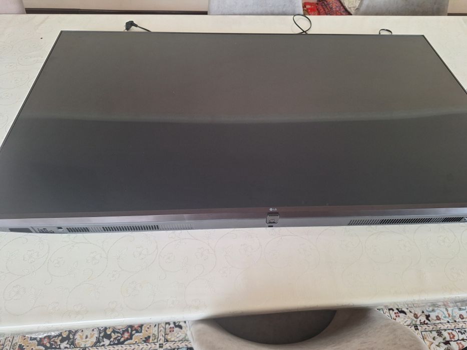 Продам smart TV LED LCD телевизор (4K UHD).