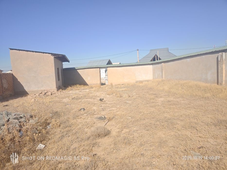 Uy joy sotiladi 4 sutix