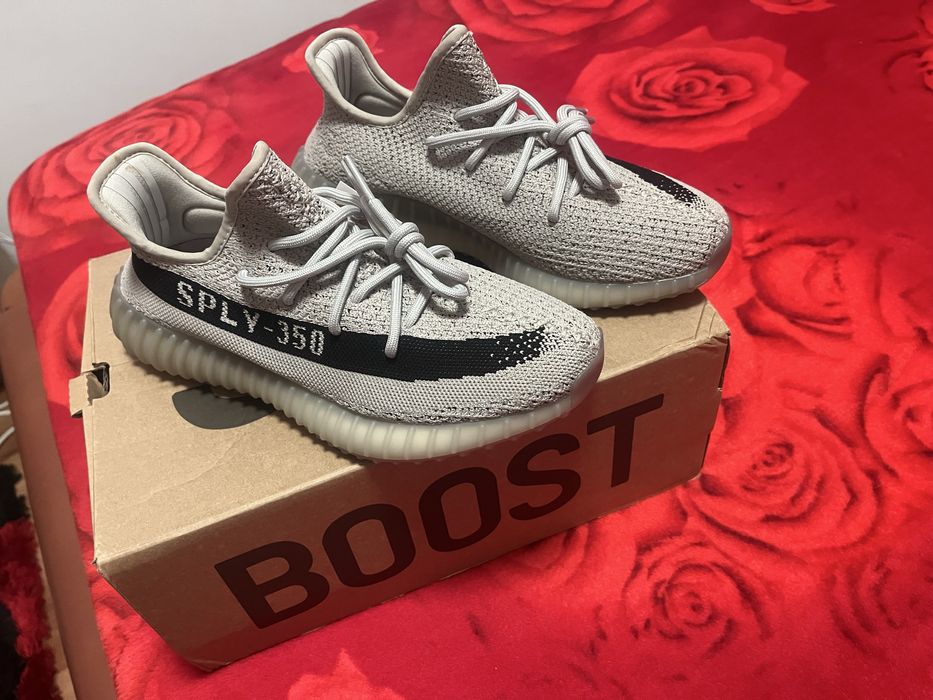 De vanzare adidasi yeezi. Boost 350.  v2