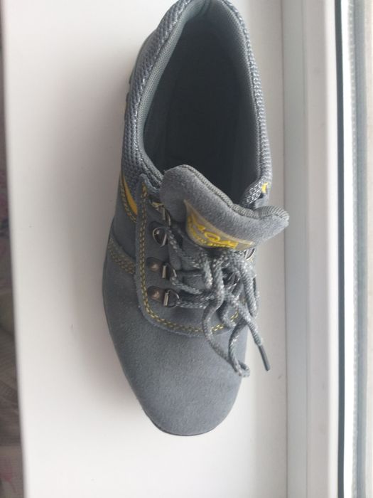 Продам кроссовки