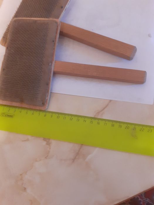 Инструмент для расчёсывания ангоры, шерсти.