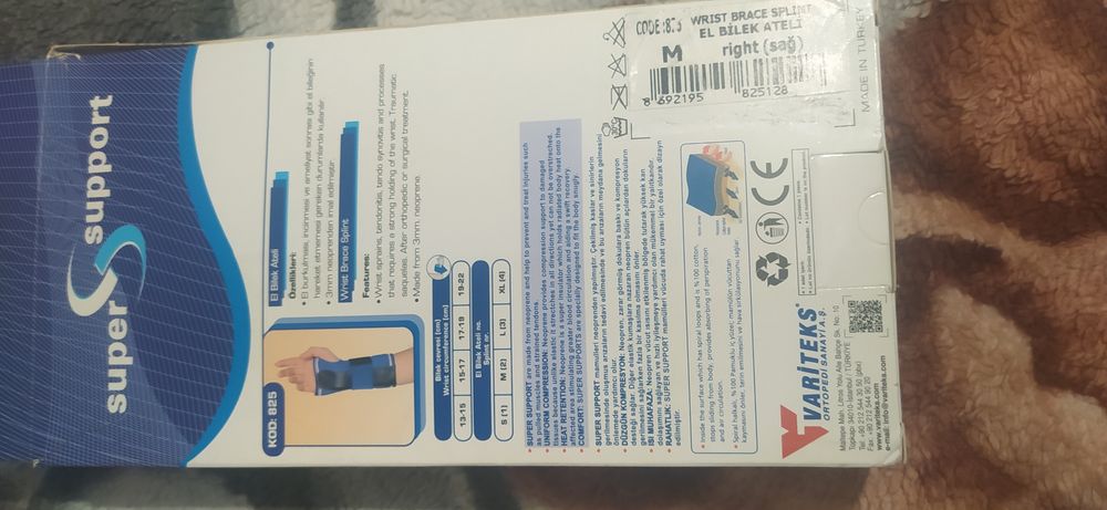 Шина-бандаж на запястье.