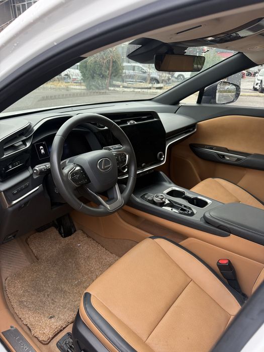 Lexus RZ 450e direkt 4 full