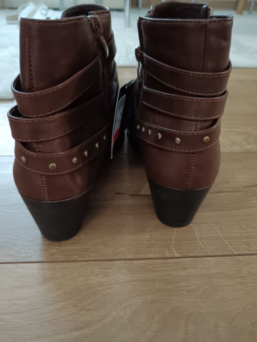 чисто нови дамски боти в кафяв цвят, номер 39.