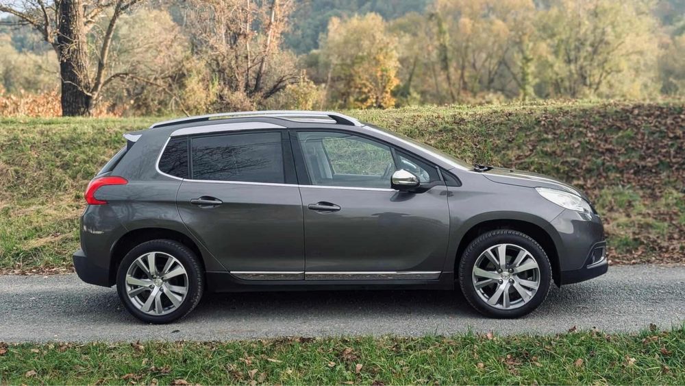 Peugeot 2008 PureTech Panoramic . Masina are numere rosii