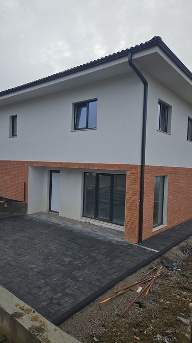 Vând Casa tip Duplex