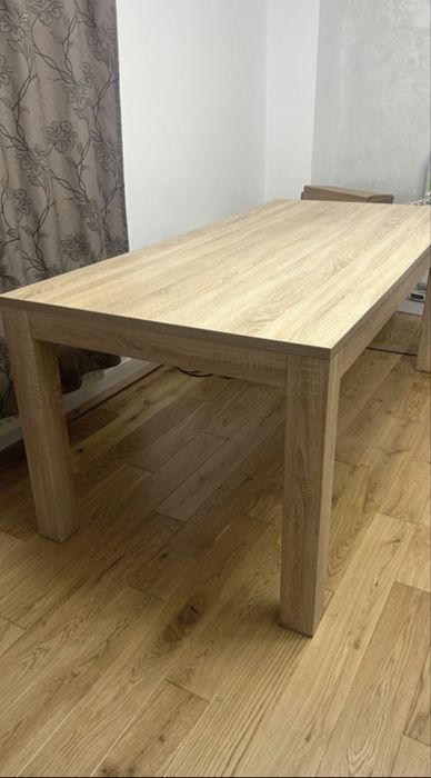 Vand masa foarte bună